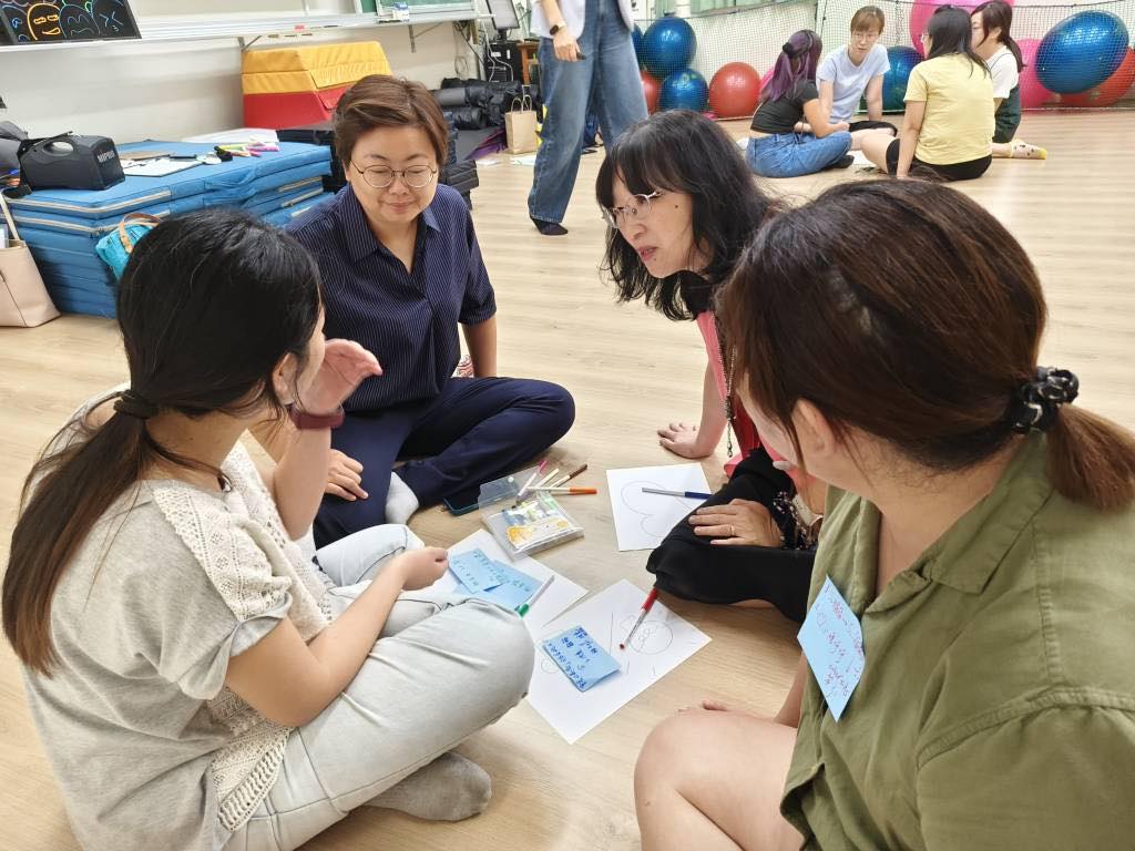 認真討論的大家