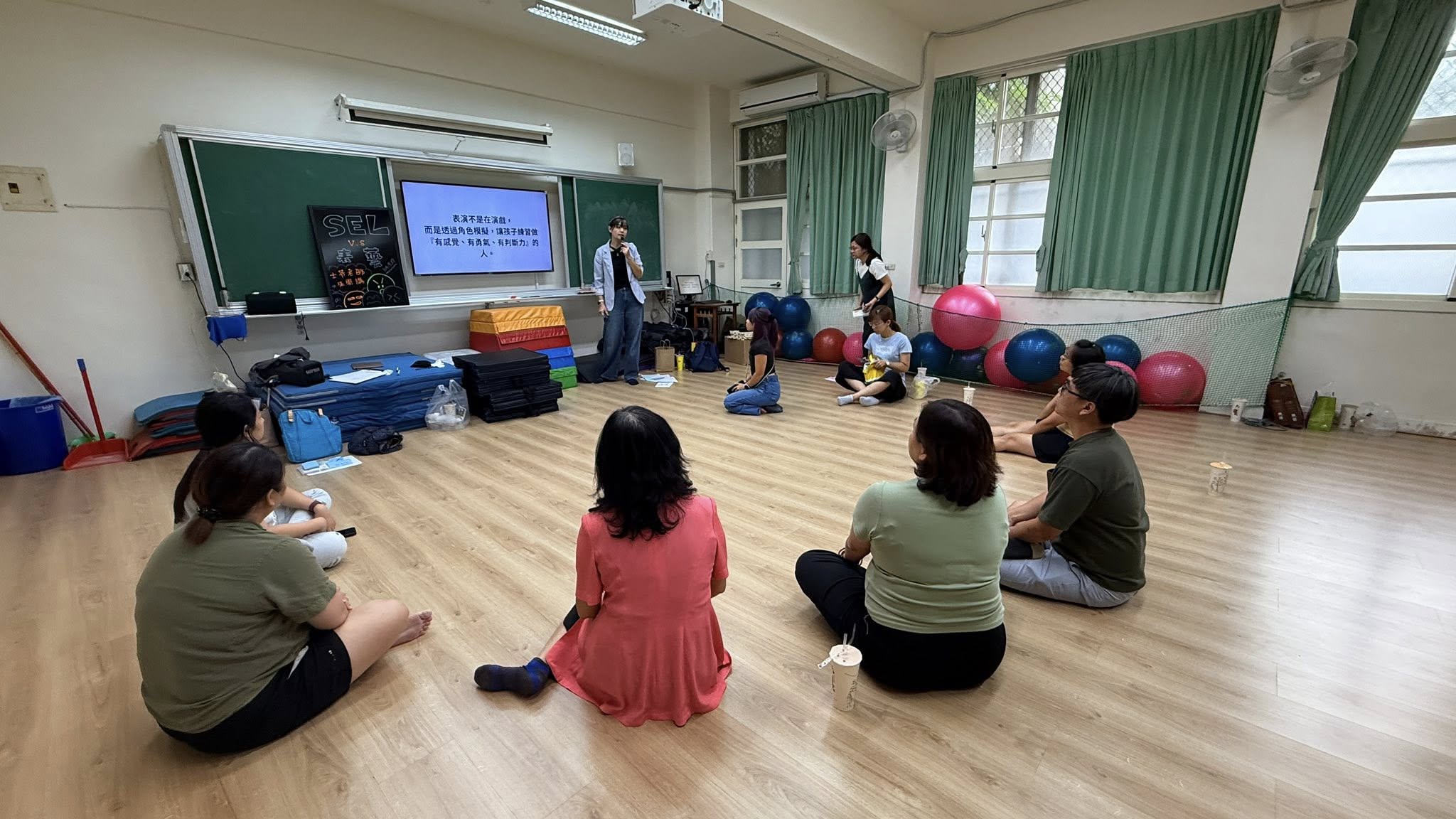 士芬老師帶領大家一起討論SEL