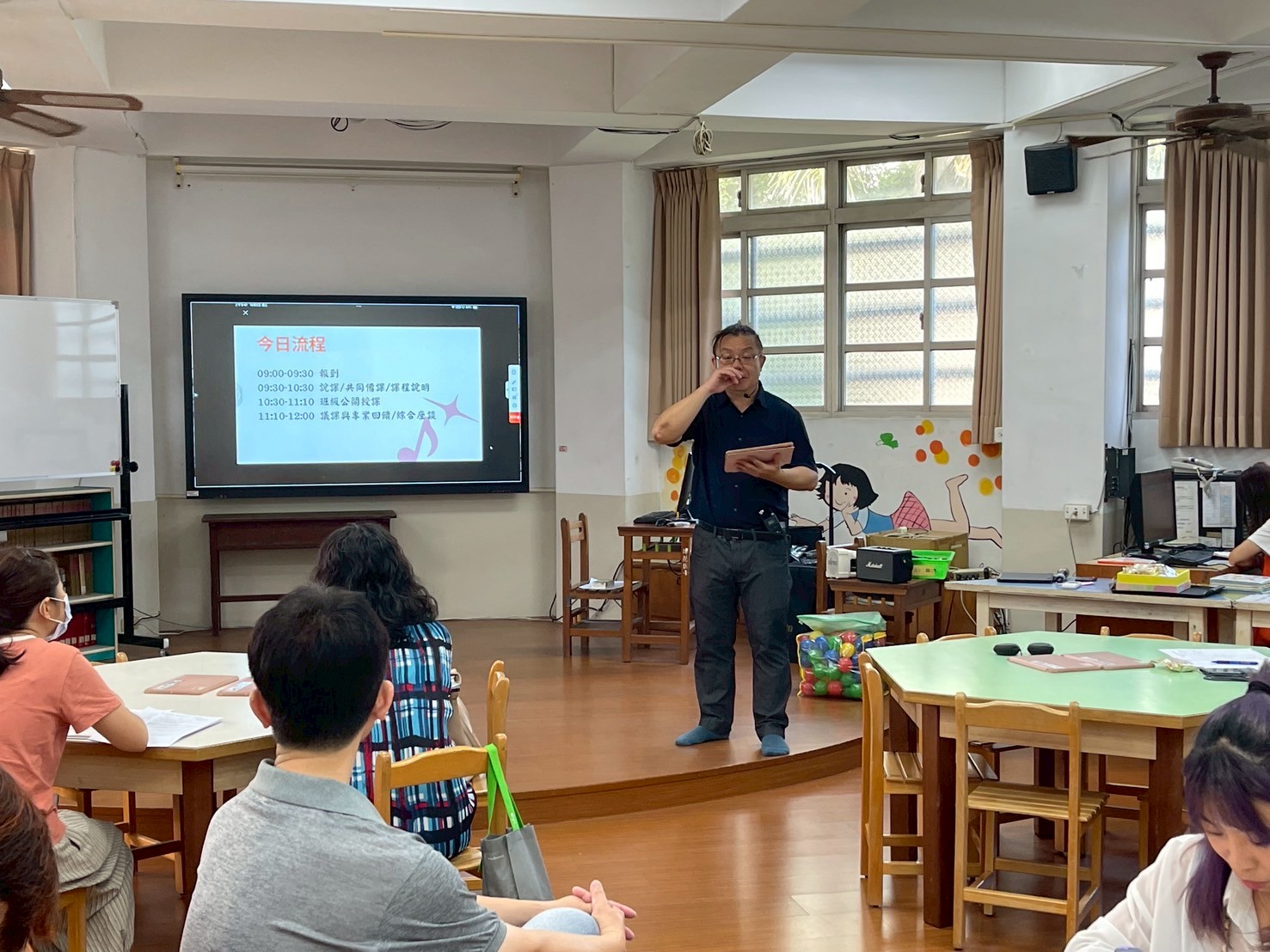 黃子倫主任進行公開課活動