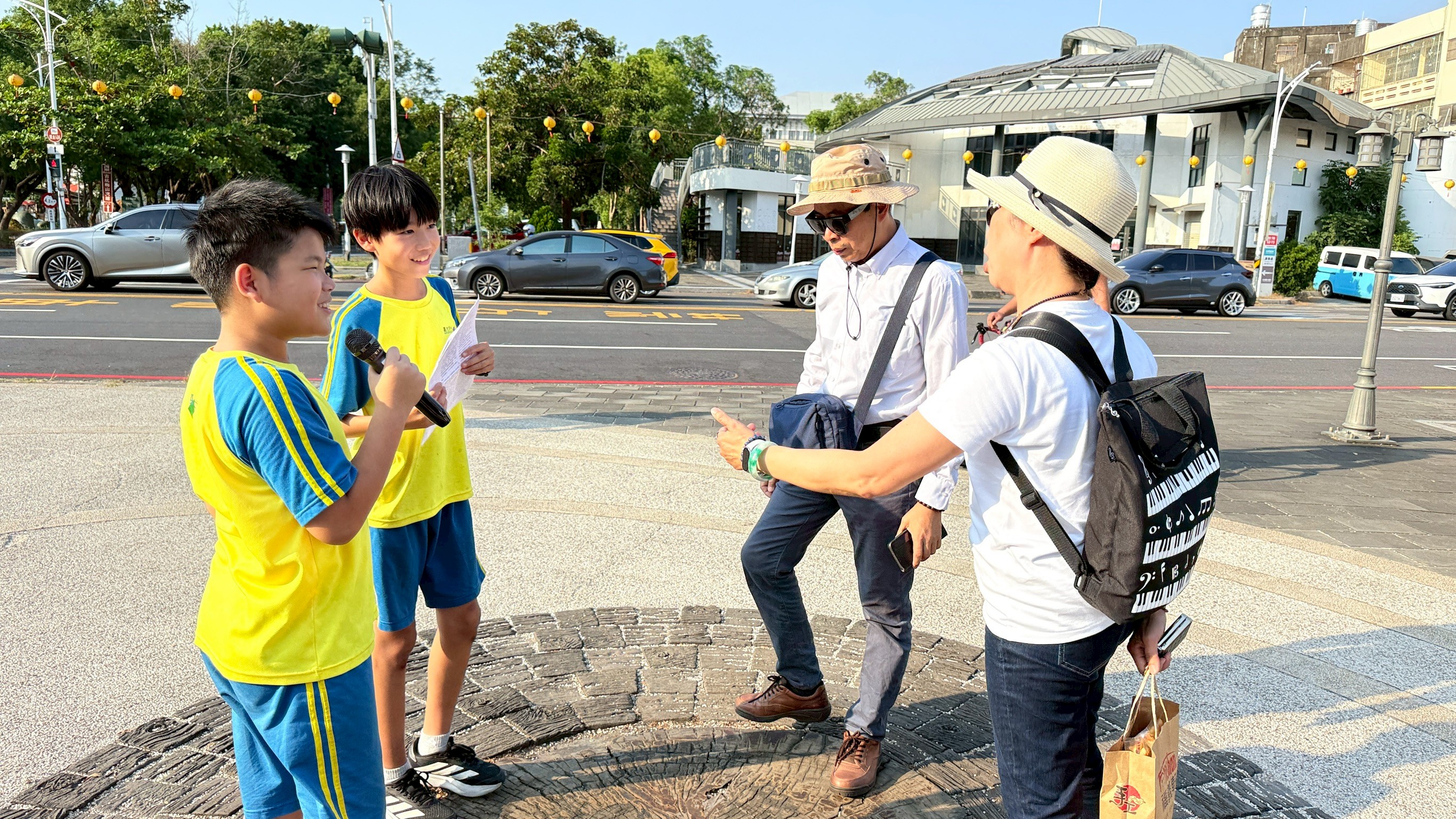 學生以流利的英文導覽